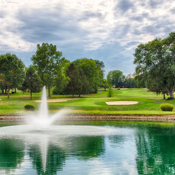 Golf course with a pont and a fountain